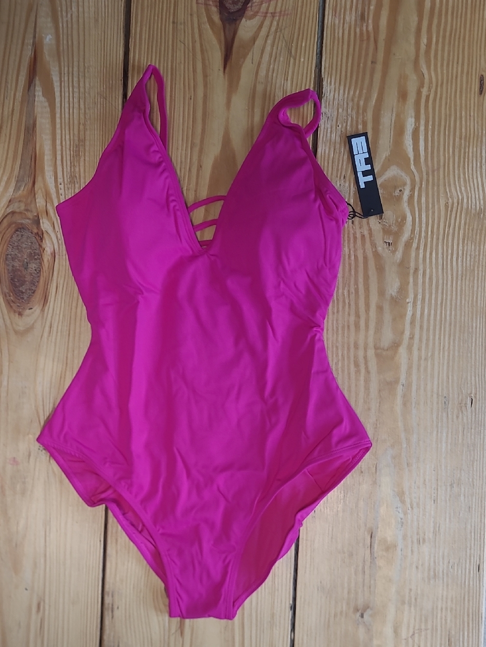 117. NWT  $175 STYLE PLUNGEY  L SHORT